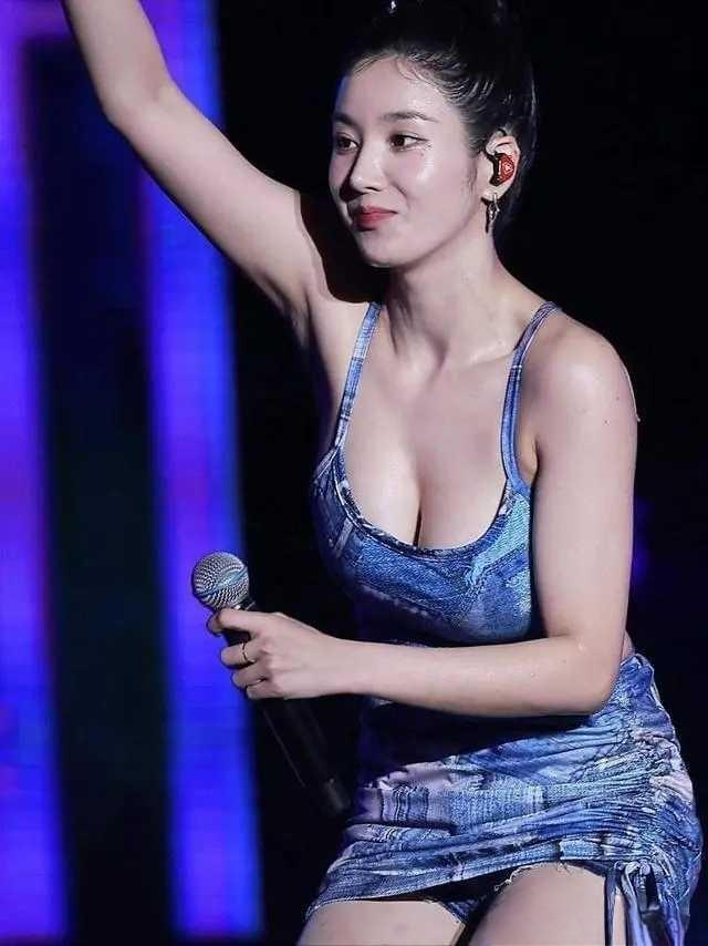 分享一组绝美美女照，是一位歌手在舞台上唱歌的画面，现场气氛超热烈！照片里，歌手一