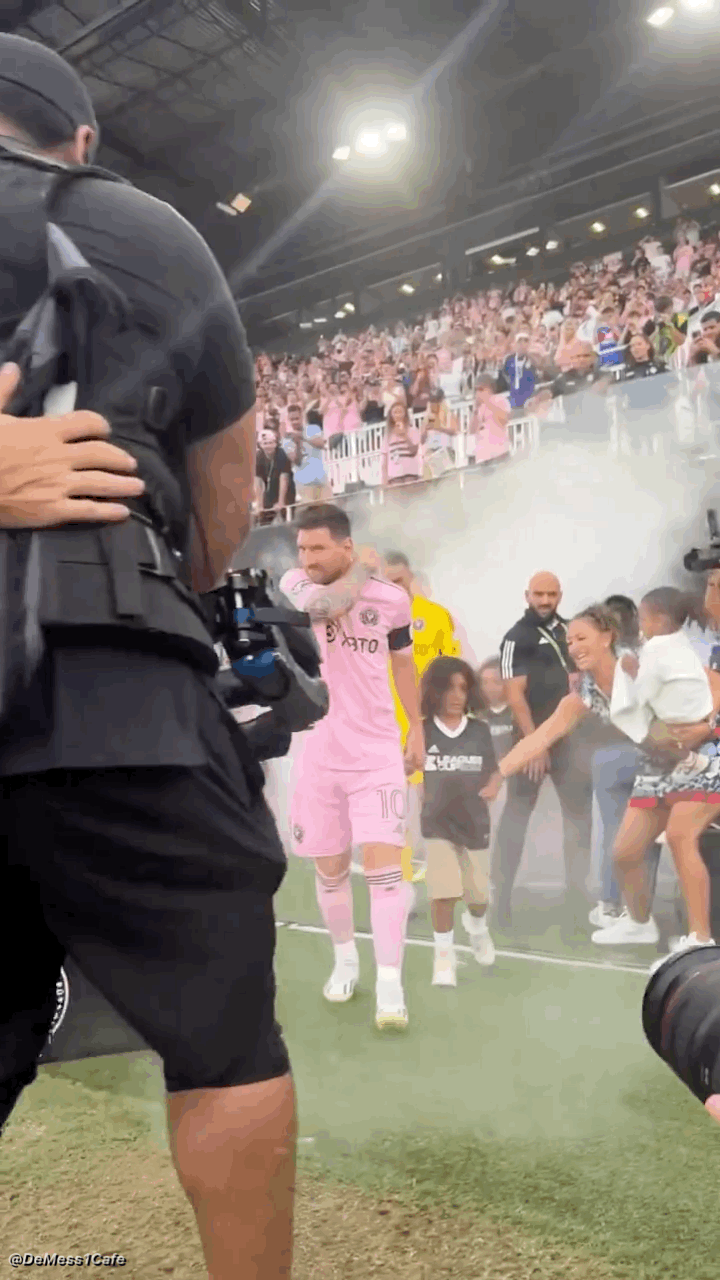 贝克汉姆赶紧去摇人，老板的话要听，梅西不喜欢你的球衣，实在是太烦人了！[尬笑]或