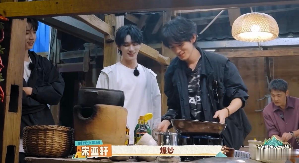 宋亚轩随缘做饭 谁能拒绝看宋亚轩下厨呢，全程随缘又搞笑。切菜拿出剪刀，炒肉不忘添