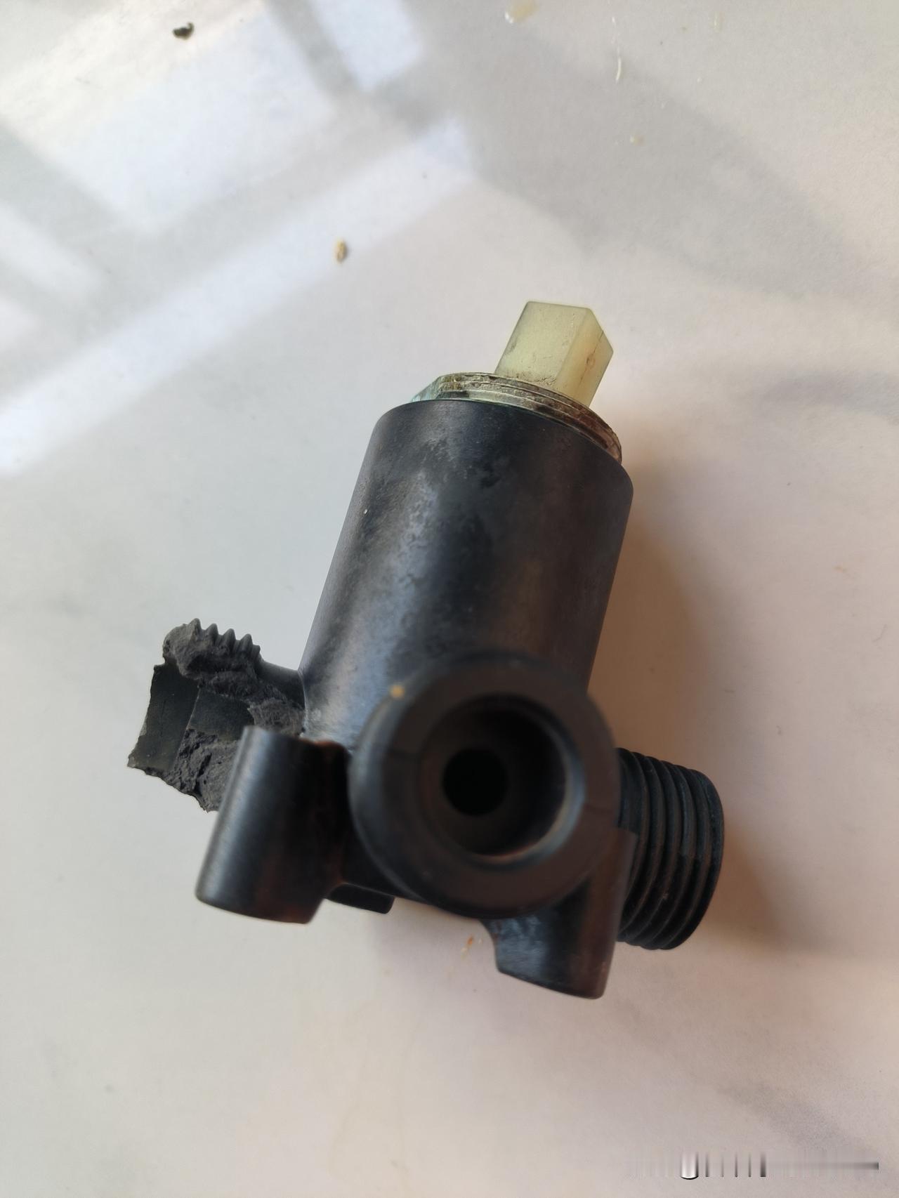 昨晚洗完澡，关上热水器，看见喷头开关那里还在滴水，当时以为是喷头里面剩余的水造成