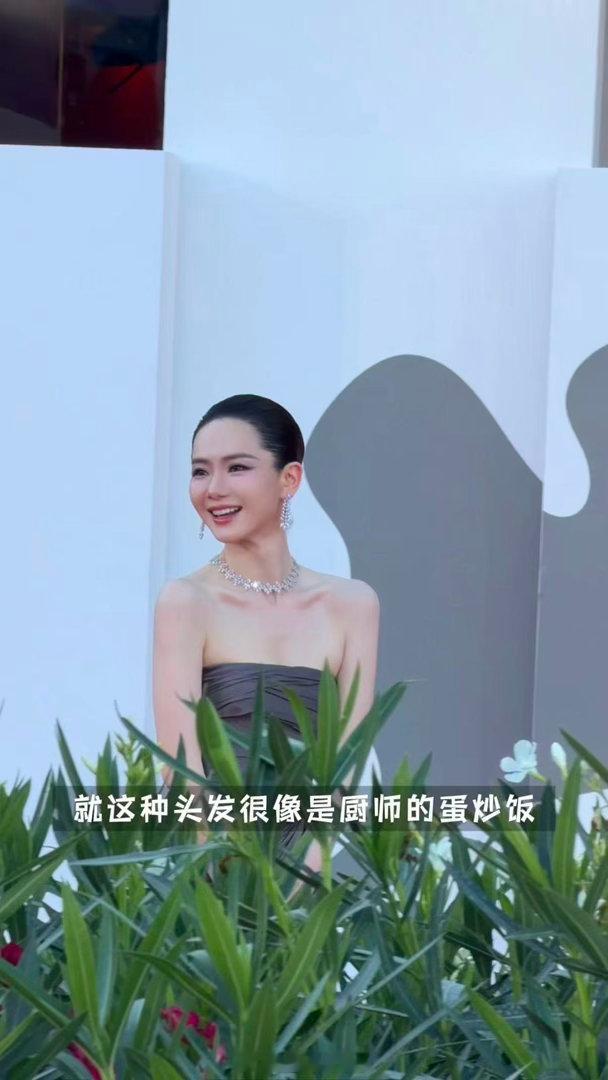 还以为戚薇剃了光头戚薇好圆的头 戚薇这次把头发梳得太贴了，乍一看真的像剃光了，没