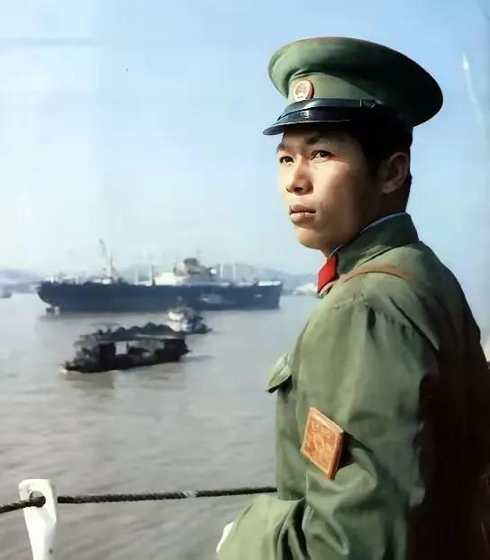 这身军装是八十年代公安军现役军人的打扮，也就是现在的边防武警，那个时期公安军还是