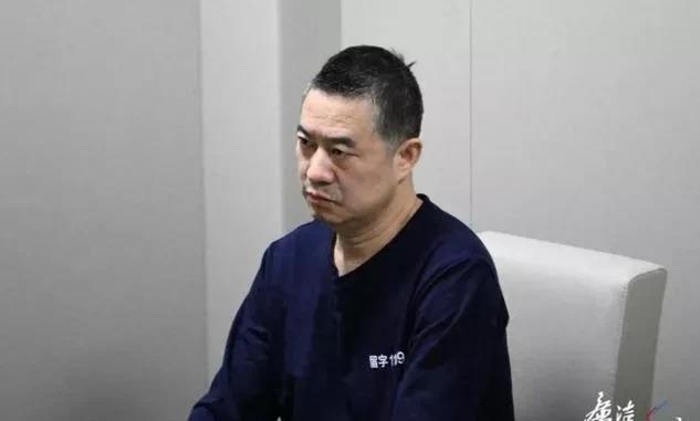 四川广元市苍溪县白鹤乡的原党委书记秦荣，因为滥用职权被停职查办了。他一心想要调到