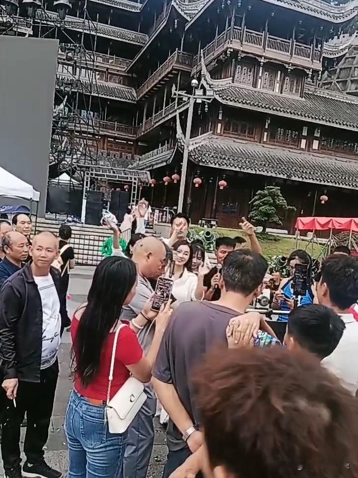 这些播主是不是古城招来的，这么多个播主都在这里同时直播，一个个努力的样子，就是为