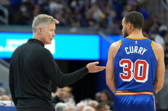 赛后，勇士主帅科尔接受了记者采访谈到库里：“对他而言，这不是休息的一天，尽管他可