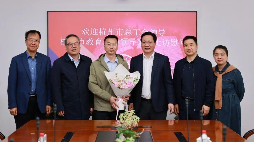 致敬劳模：杭州高级中学何孟春老师   
        杭州市总工会副主席陈秋兴