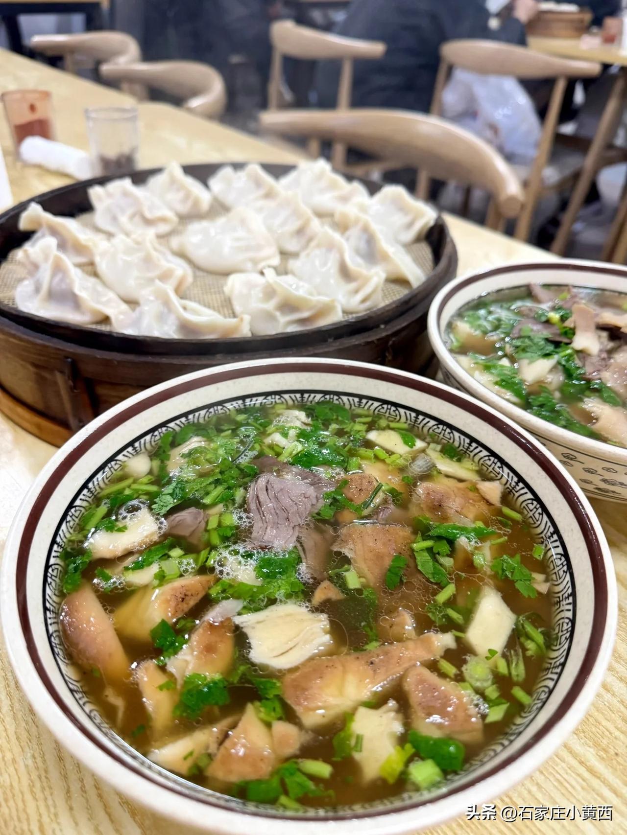 庄里老饕私藏的老牌馆子，真的自带魔力！只要饭点一到，店里直接开启爆满模式，连门外