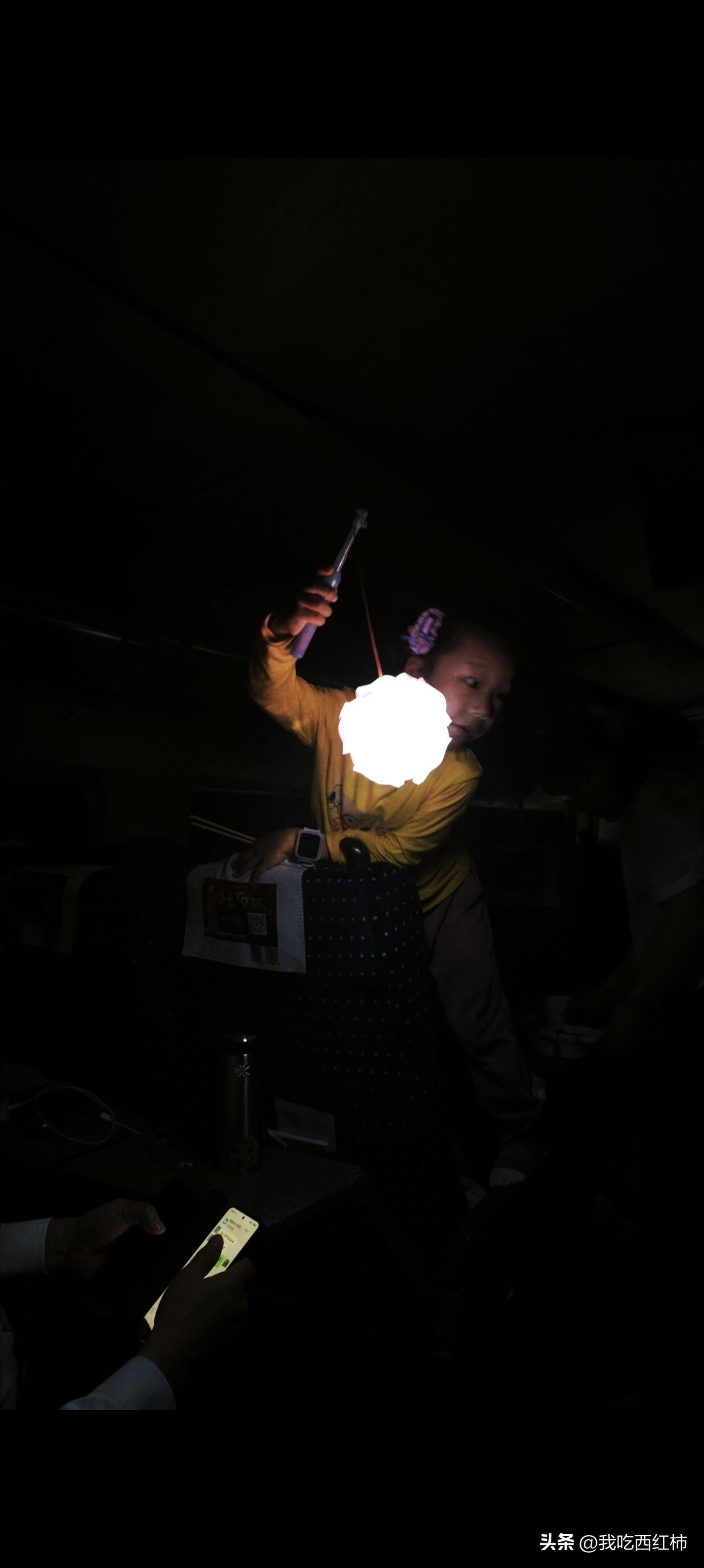 高铁D3665困在隧道里2小时了，没空调没照明灯，信号时有时无，车厢里闷热无比，