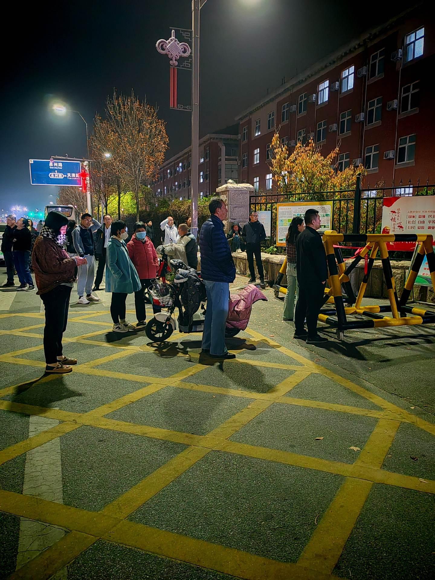 孩子期中考试成绩不达预期，电话里说不想见我，可我还是在放学的时候去等她...