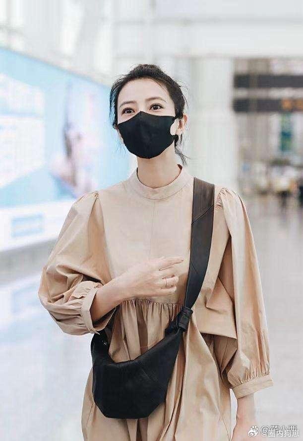 高圆圆机场私服好简约！杏色裙配丸子头，减龄又大气～ ​​​