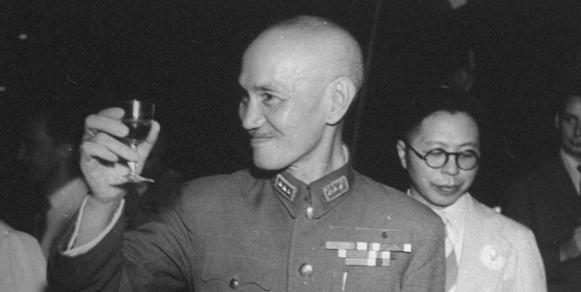 孙中山为什么要让蒋介石当黄埔军校校长呢？
孙中山从年轻时就投身推翻清朝的运动，组