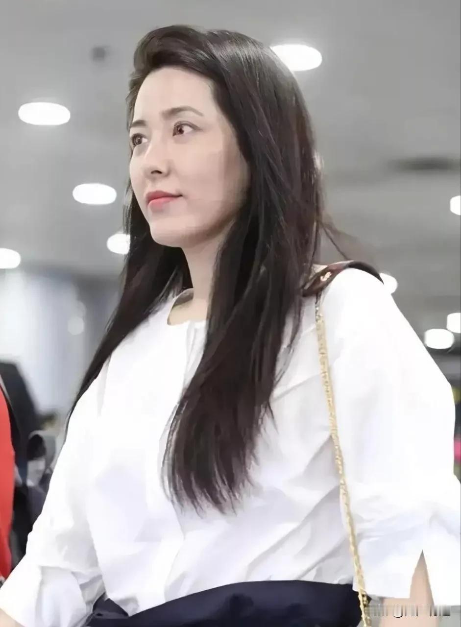 女星曾黎被粉丝机场喊话：“你怎么还没结婚，我替你着急。”
曾黎47了，再过两三年