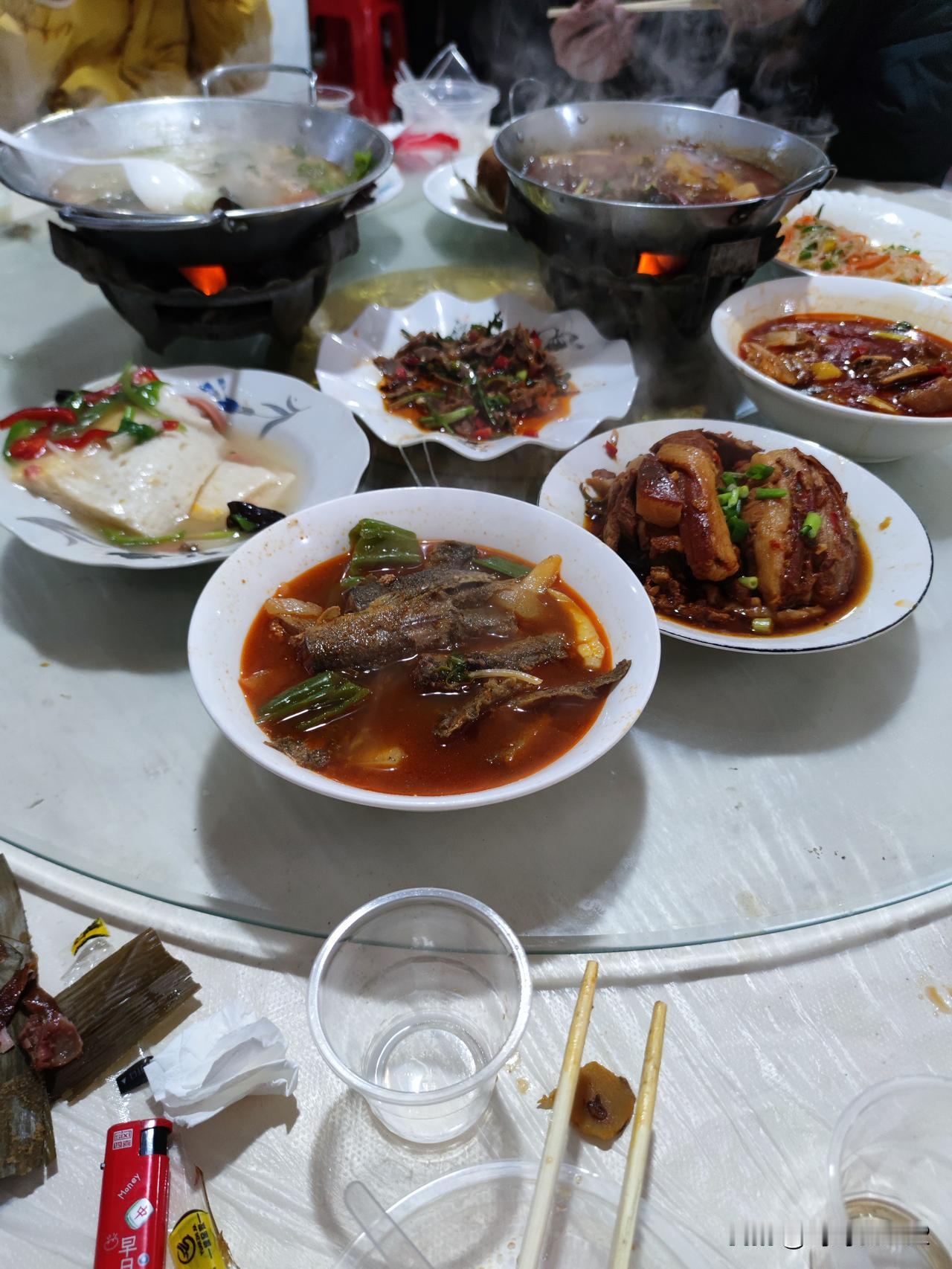 农村过年，是两种截然不同的景象交织。
以前，一进腊月，农村就热闹起来。扫尘、准备