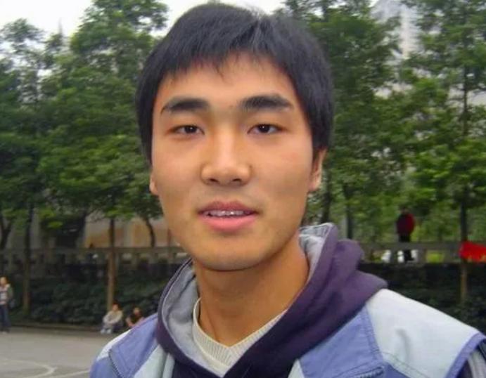 “每月就给我500块，资助不起装什么孙子！”2006年，贫困大学生向海清向媒体怒
