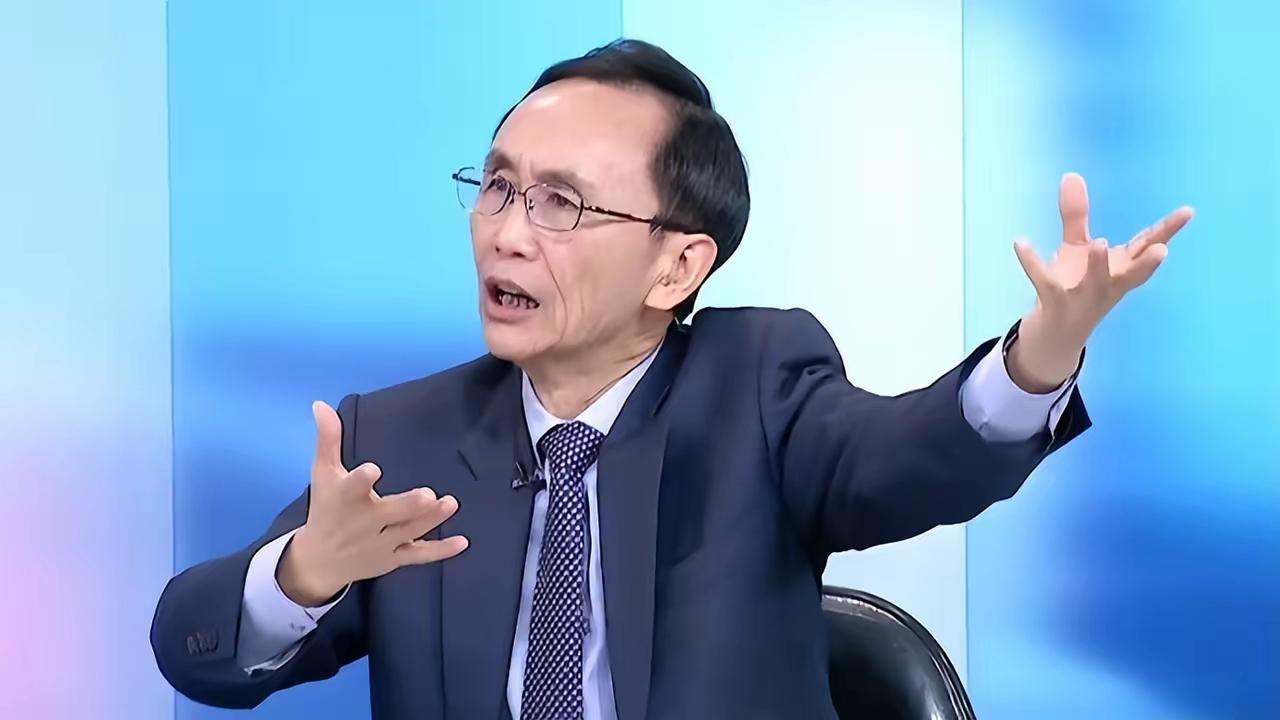 台北媒体人吴子嘉说，“赖清德不怕中国大陆、不怕老美、不怕日本，唯独最怕的是台湾军