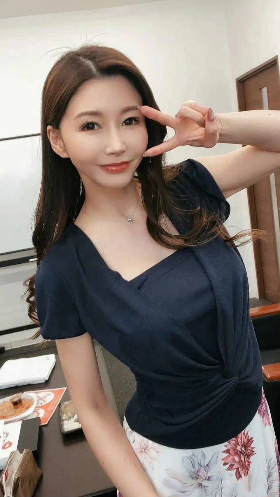 比个耶✌️ 把烦恼都丢在身后！今天的我，是甜度超标的快乐选手，要把开心传递给每一