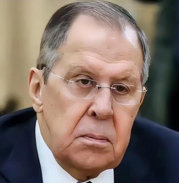 俄罗斯外长拉夫罗夫态度强硬地发声：要是有人敢动中国的一寸土地，俄罗斯就和中国站在