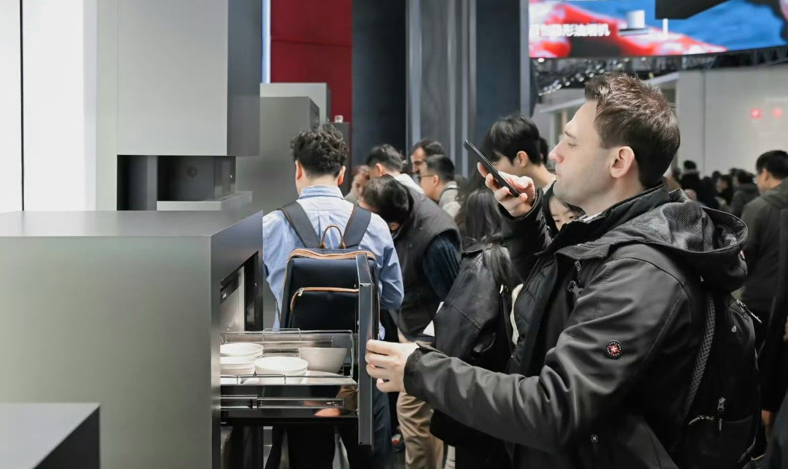 现代人的厨房有多智慧AWE全场最值得停留的展区，必须是方太！全球首个烹饪机器人炒