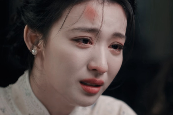 王楚然无声落泪胜过千言万语比起激烈爆发的哭戏，王楚然安静无声的落泪更显心碎。强撑