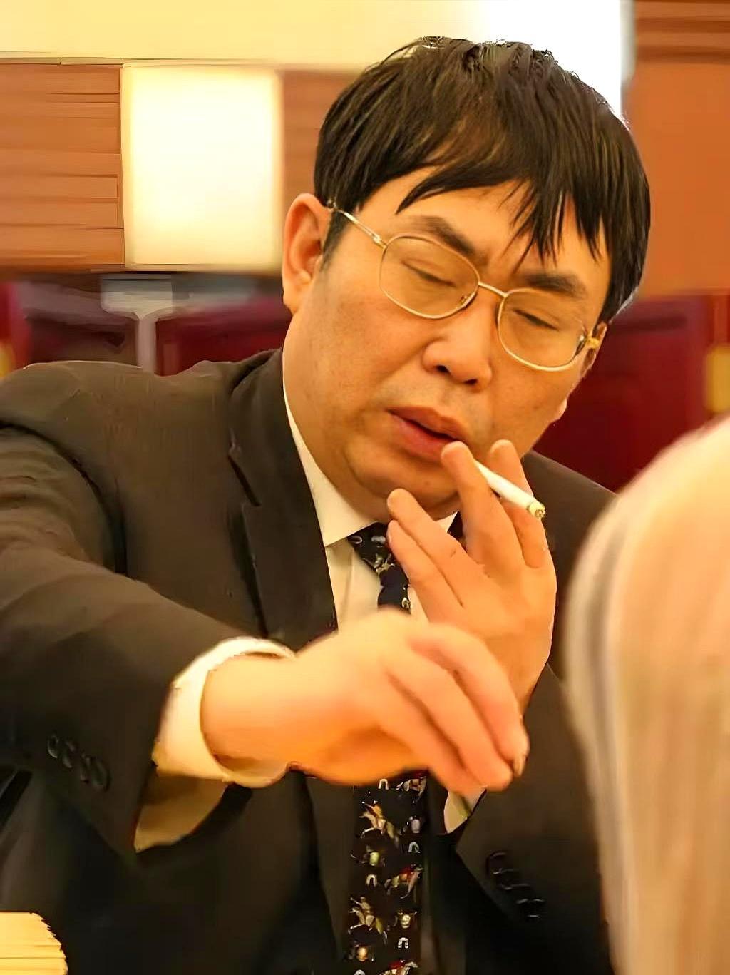 74岁棋圣走了，一天80根烟没停过
 
他一天烧掉三盒半烟，比赛桌边云雾缭绕，裁
