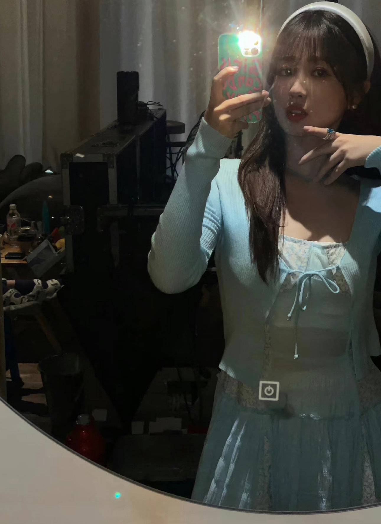 虞美人：就让爱对镜自拍的我们～ 