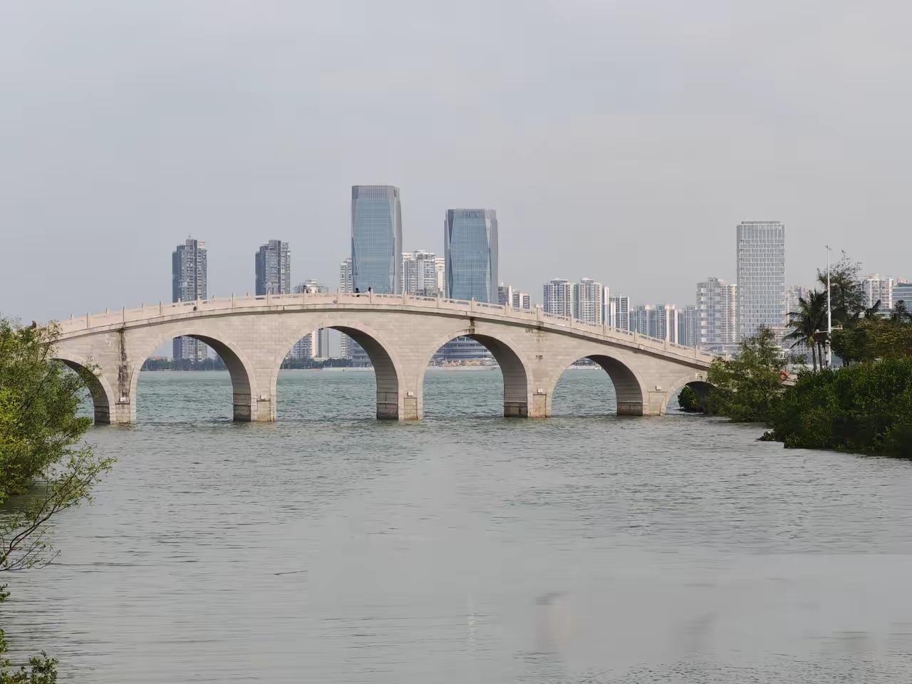 孤独最好的境界，或许是独处丰盈、自洽。蒋勋说要完成孤独、尊重孤独，在独处中慢慢丰