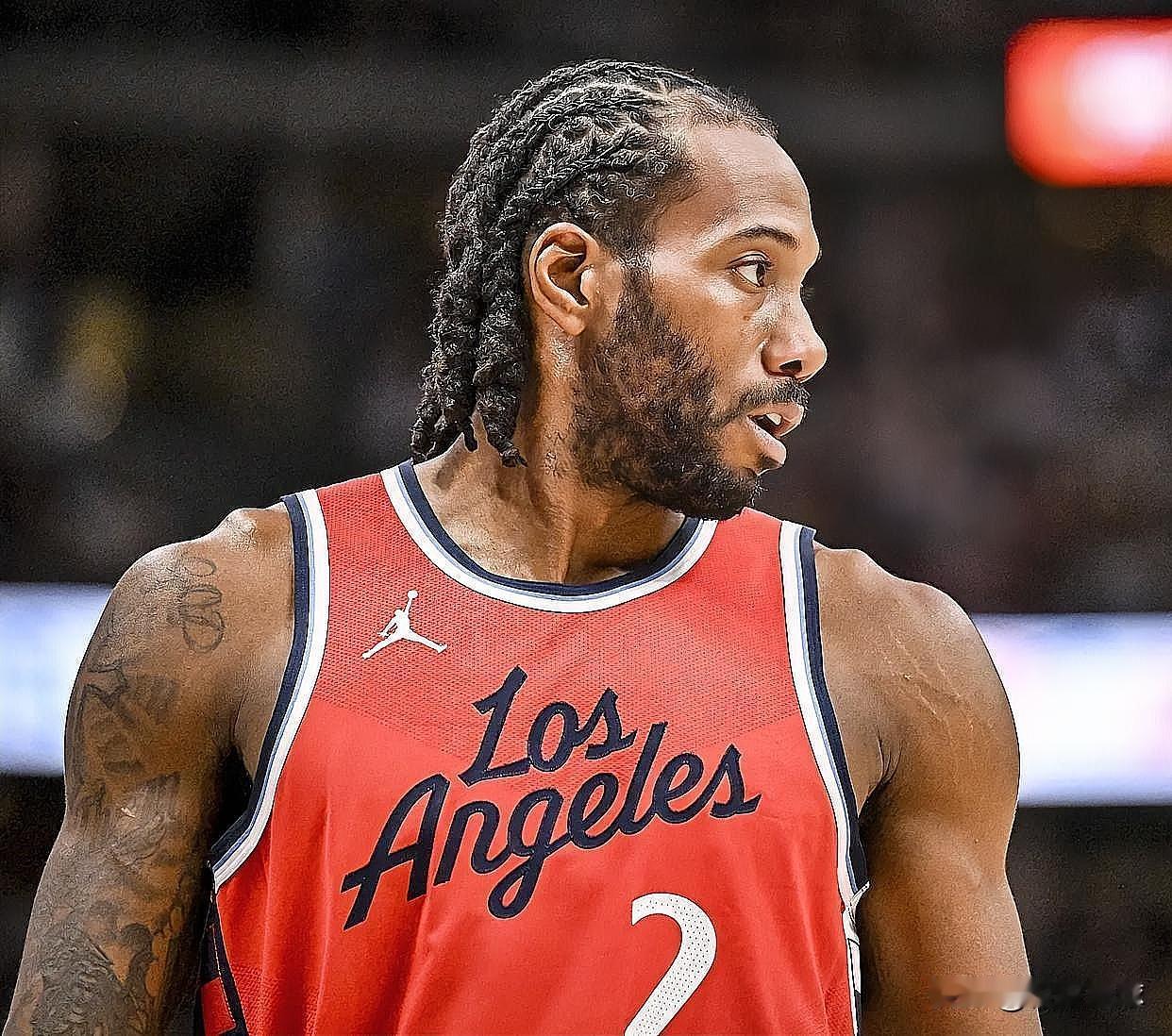 小卡为了赢球豁出去了，真有担当！

快船官方公布了今日对阵独行侠的球队伤病报告。