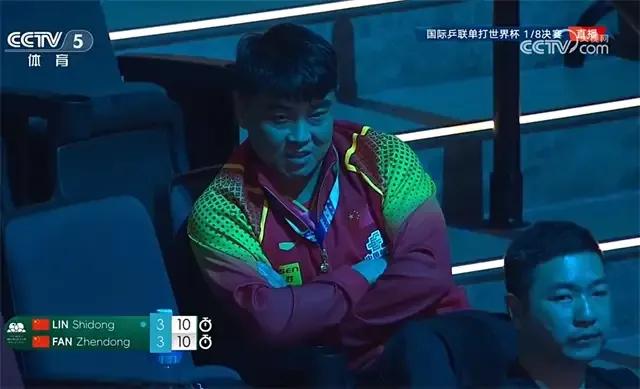 谁知道这两位教练在想啥呢？
樊振东面对师弟打得跌跌撞撞，而林诗栋死死拿捏东哥。小