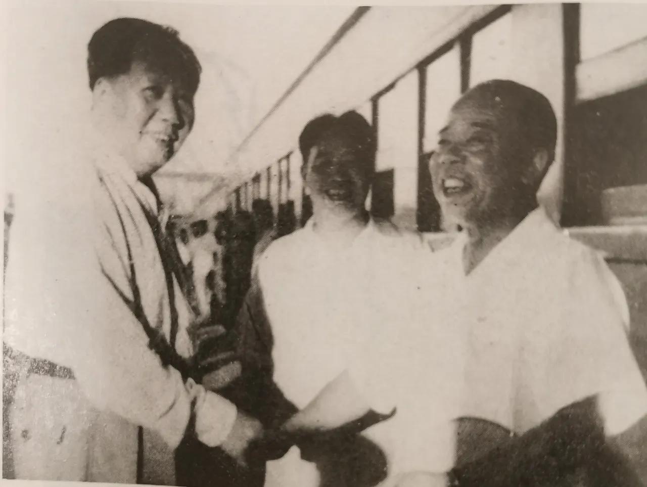 1959年，毛主席在罗瑞卿陪同下，去江西庐山。途中有段小插曲。
专列在湖南途中临