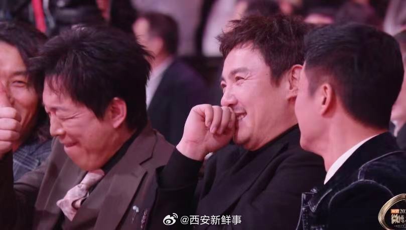 【孟子义今年准备好好做音乐了】邓超调侃沈腾吴京 2月5日，微博之夜上，邀请合作舞