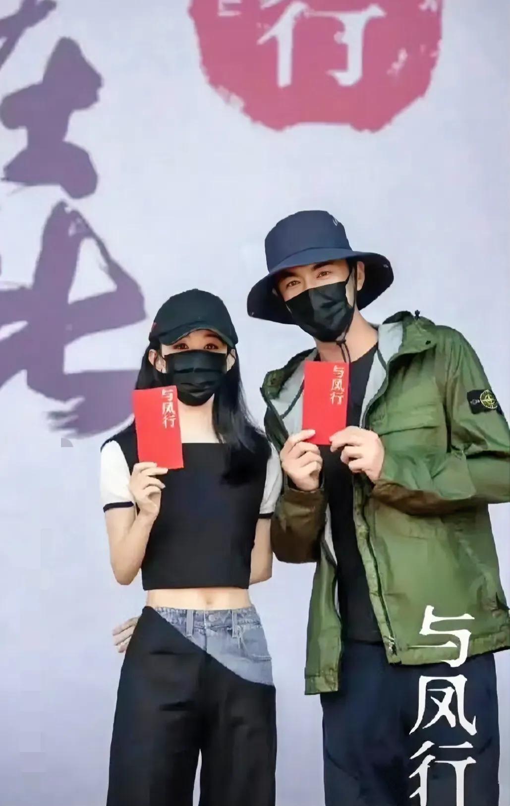赵丽颖、林更新手拿红包像不像“领证拍照”的样子？嗑到了[爱慕] ​   #宝藏兴