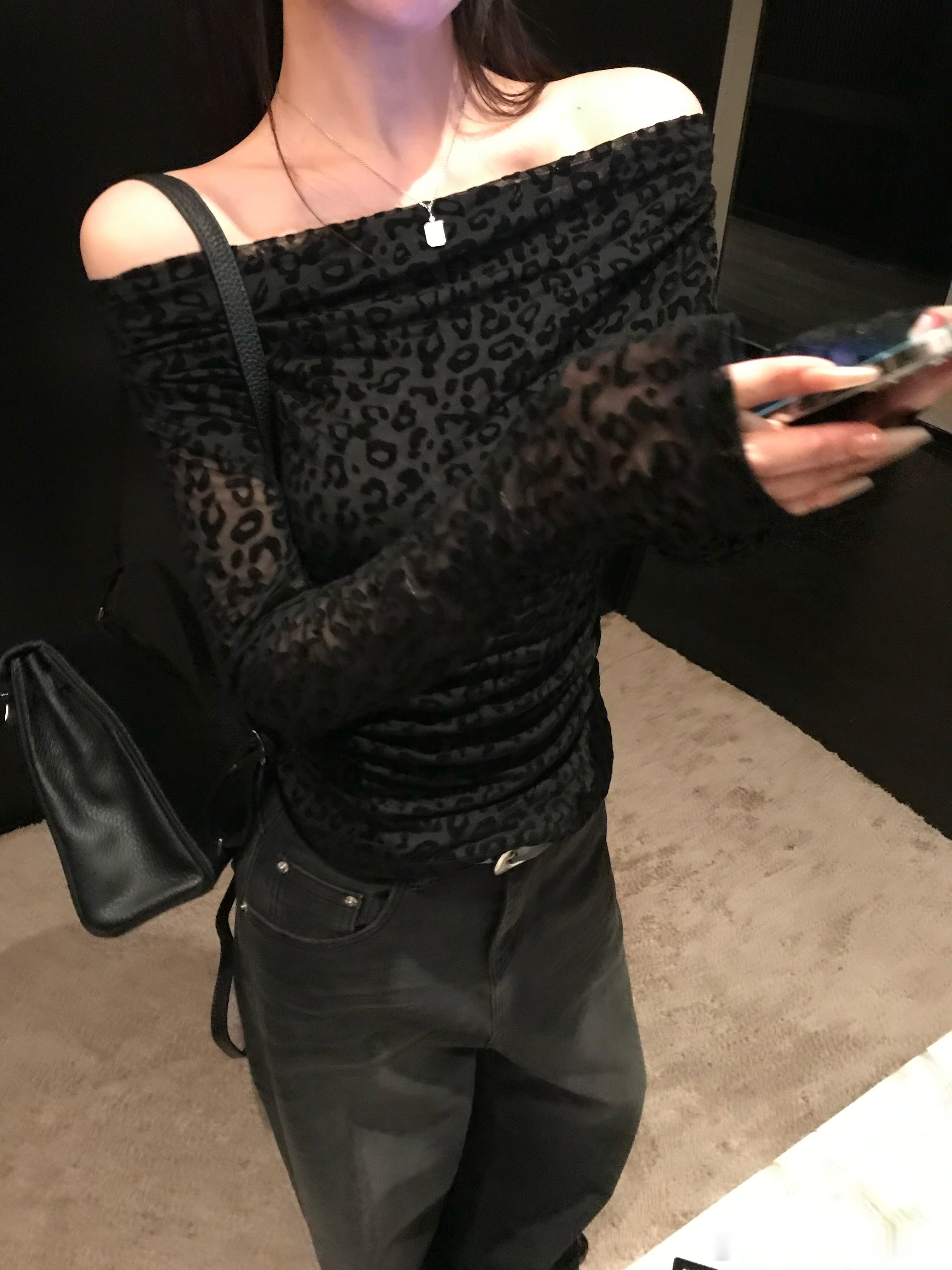 谁穿谁爱的豹纹打底衫真的把我拿捏住了🐆经典黑色豹纹植绒提花 看起来就很高级有质