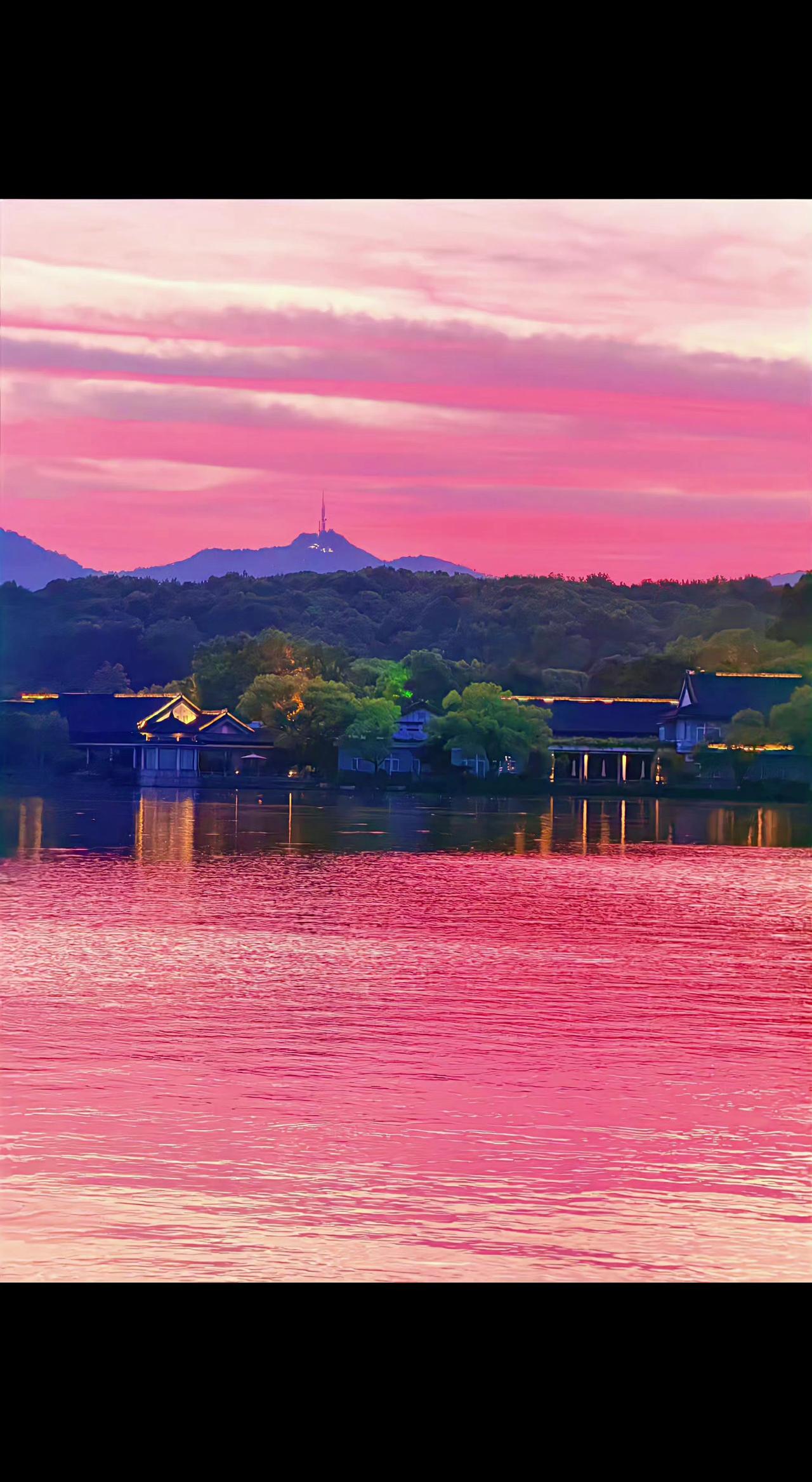 🌅天公打翻胭脂盒，湖面成了揉碎的霞。山是沉默的诗人，水是流动的情书💌