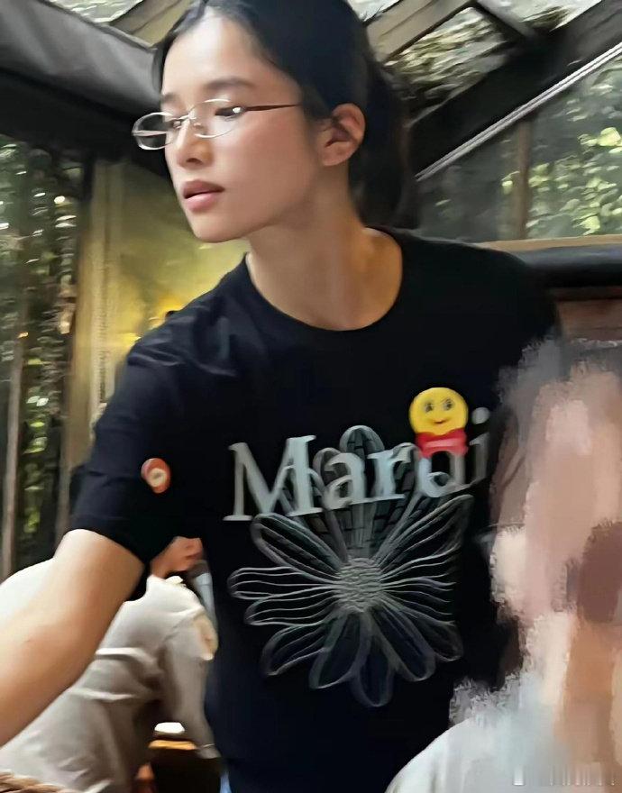 明星就是明星，张婧仪不化妆，不穿高档衣服，一样出众。 ​​​
