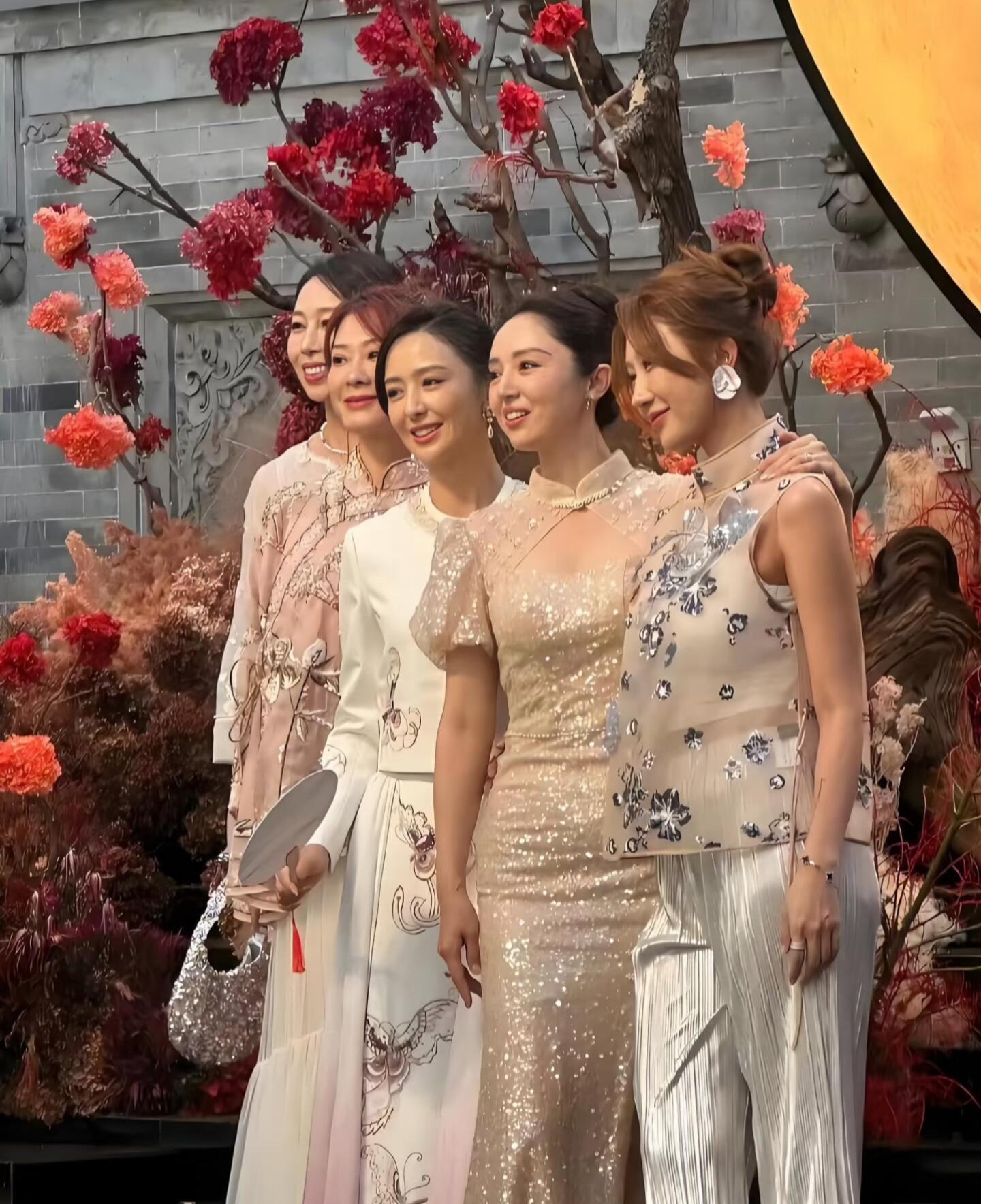 不是…董璇真的找离婚的佟丽娅当伴娘吗？ ​​​