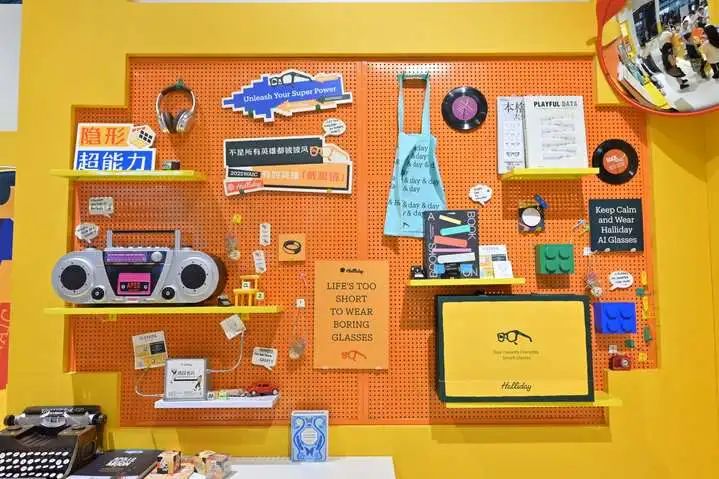 美瞳品牌moody，想做一款“不加戏”的AI眼镜 | 电厂