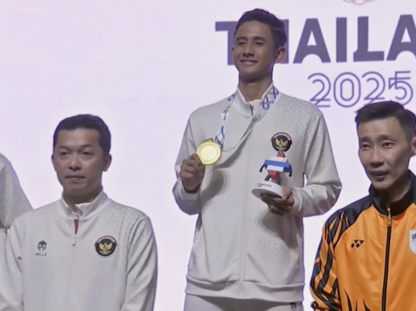 颁奖嘉宾：陶菲克、李宗伟2025东南亚运动会