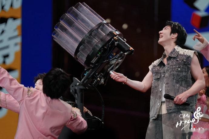 接到了王力宏出道30周年的电话 谁羡慕了我不说！接到二哥出道30周年电话，30年