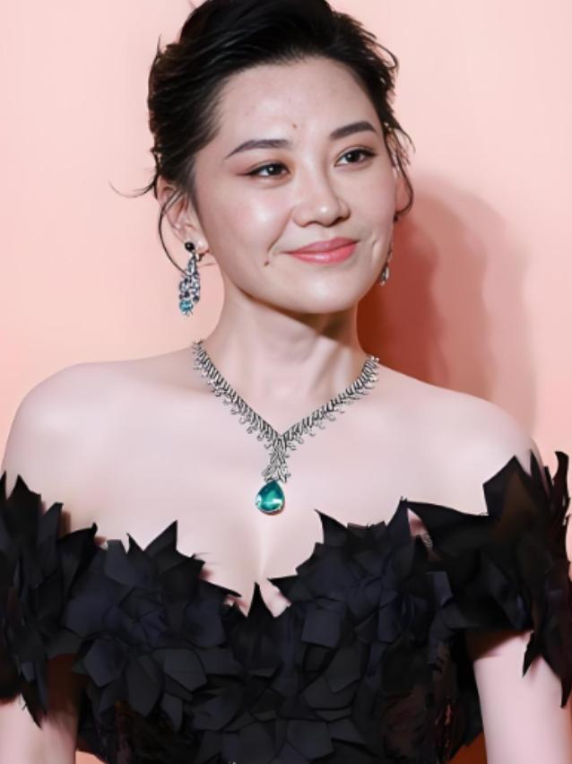 1997年，已有家室的商人刘波认识了演员许晴，之后他花3000万元买下北京宽街的