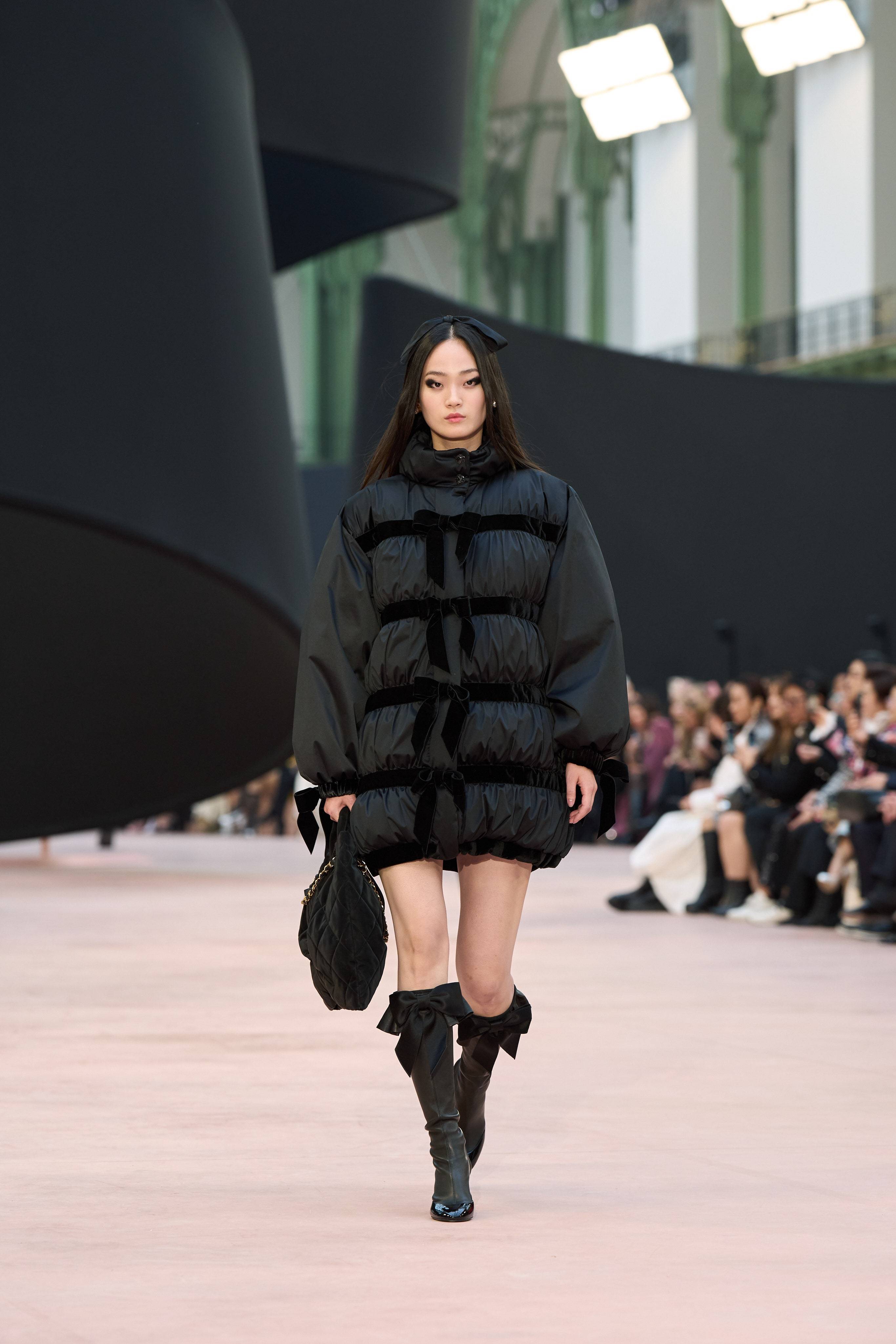 Hyun Ji Shin x CHANEL F/W 2025 Runway固定环