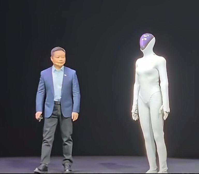 新款女机器人发布了，股票反倒降了！
假如发布会现场雇个散打运动员，照这个机器人来