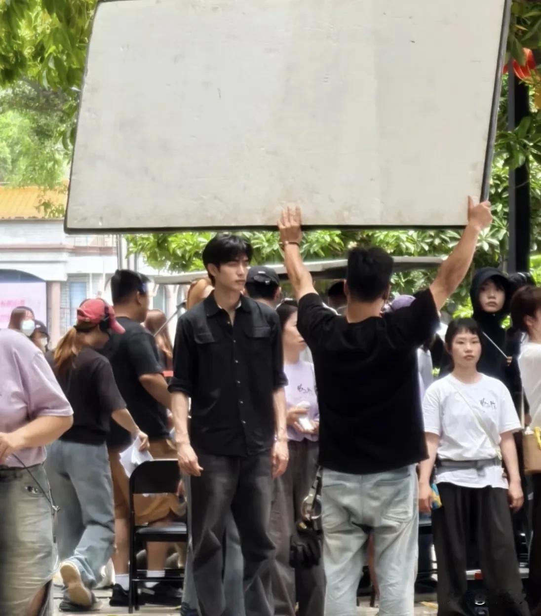 剧组为什么喜欢在惠州拍戏，我觉得是因为惠州有老的建筑，也有高楼，人不多，很适合拍