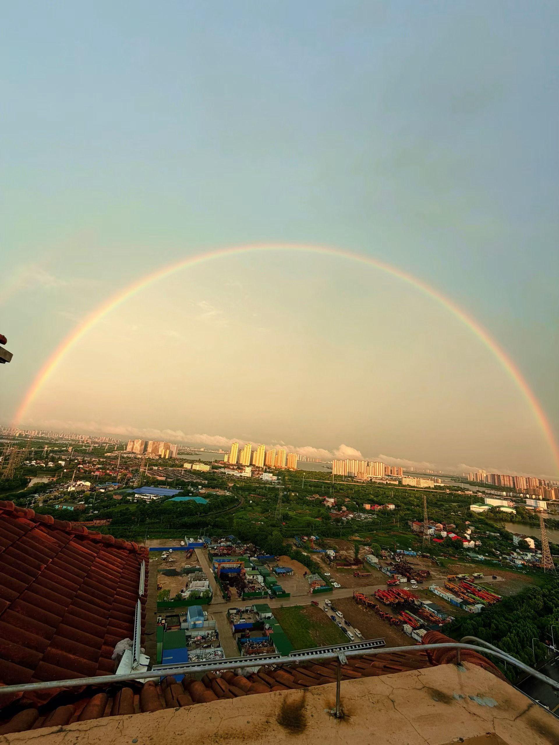武汉彩虹雨后偶遇这么好看的彩虹，一定可以交好运～ 