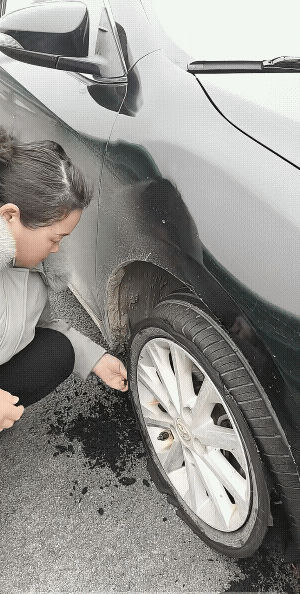 这不是碳化，是没气了，轮胎内长距离碾压后成了粉末，造成轮胎破了，漏到了外面。
车