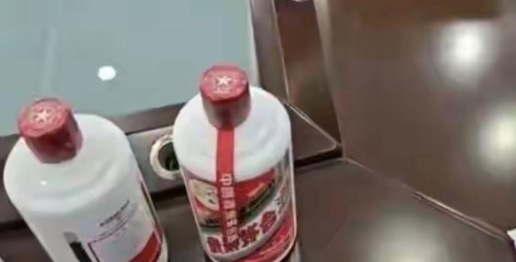 上海男子自带3瓶茅台宴请亲友，开席一摸温度不对竟被服务员调包！王先生精心备了飞天