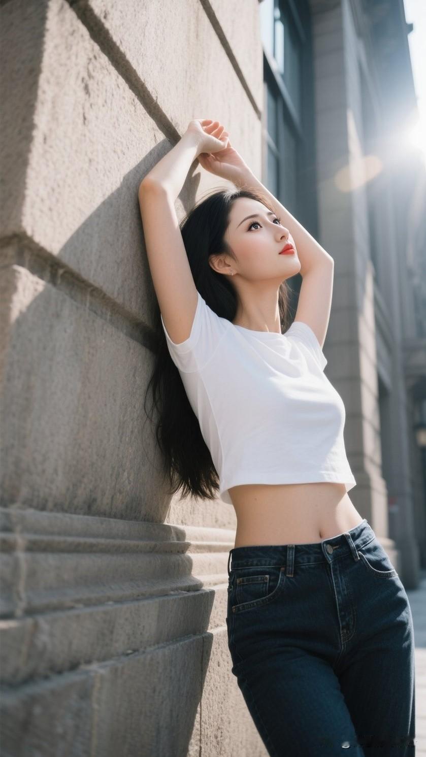 ☀️白T+牛仔裤才是永远的神！
极简氛围感天花板✨
基础短款纯白上衣+高腰深色牛
