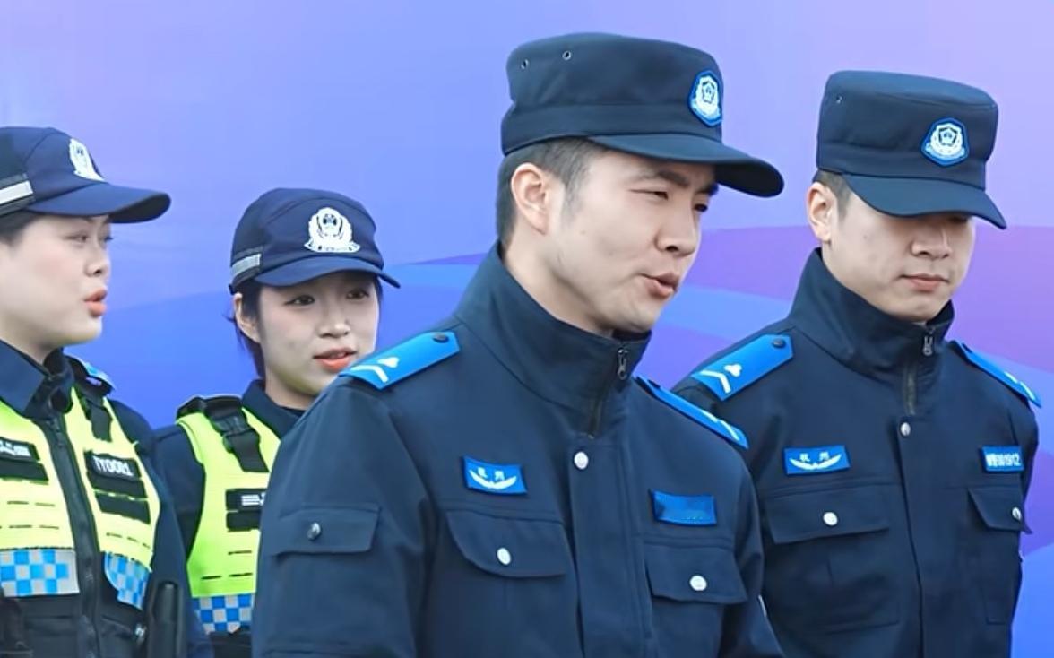 辅警在巡逻时发现现行犯罪，无权直接把嫌疑人带回警局。

对于正在发生的违法犯罪行