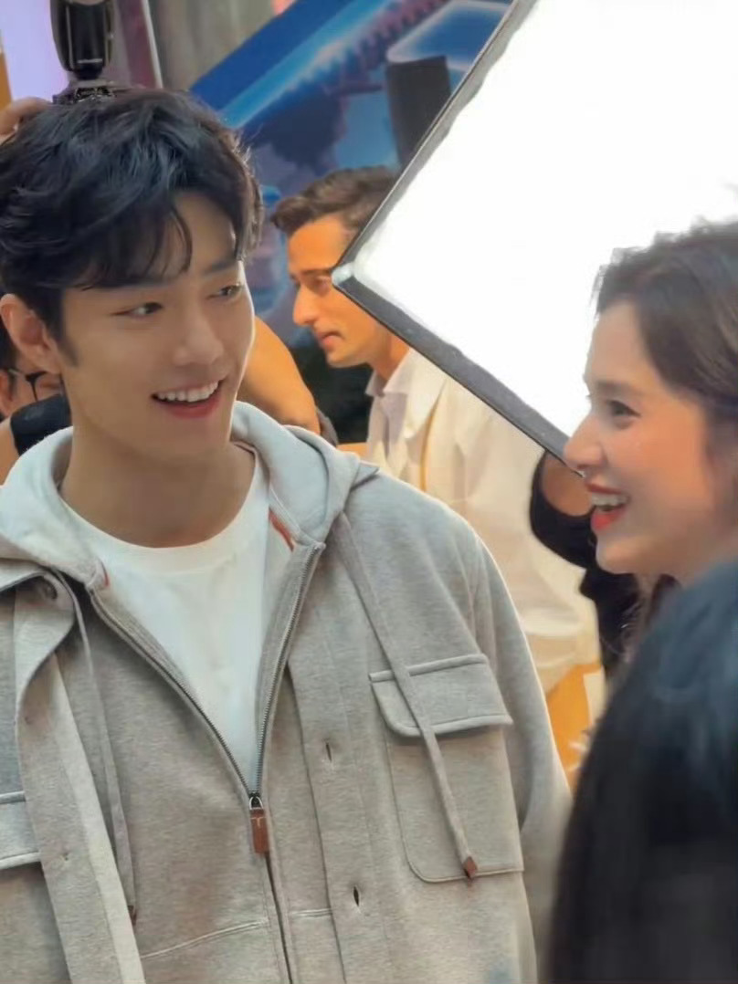 肖战张婧仪澳门活动同框穿越的赶脚！我们的藏大人好帅啊！ 