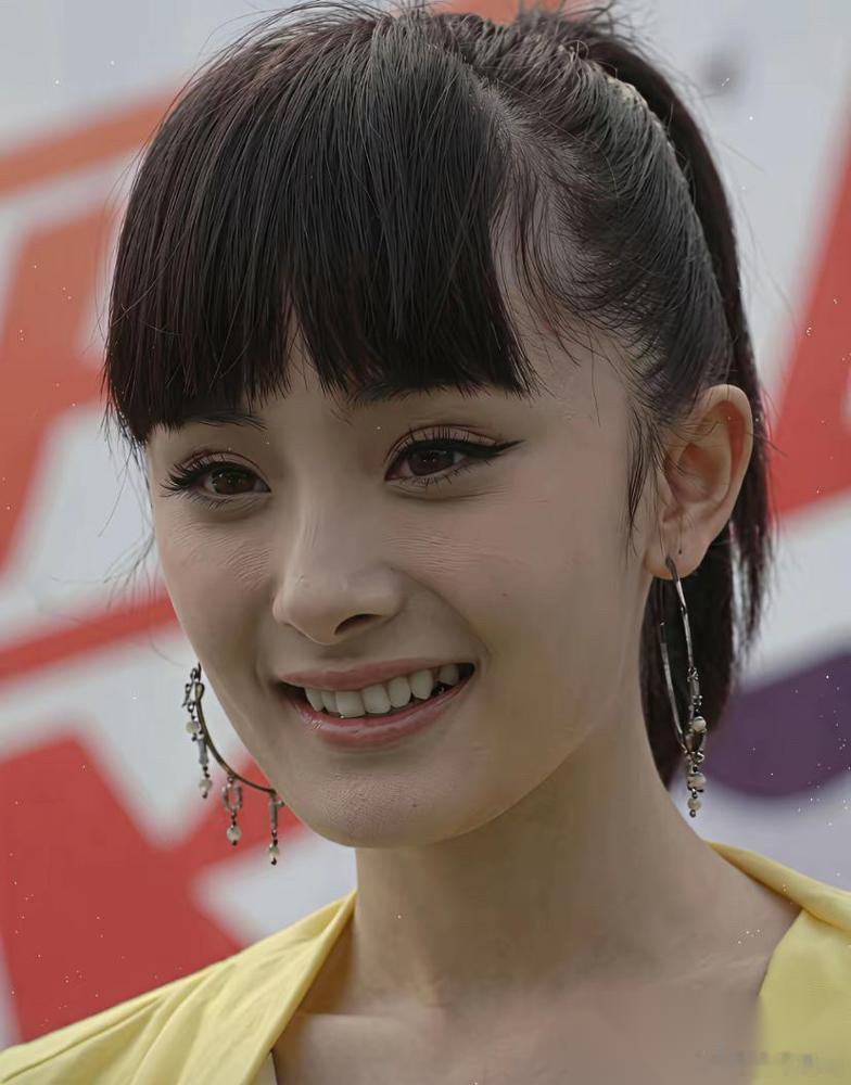 17岁，北京胡同里啃馒头的姑娘。 杨幂拍《瑞丽》时，一个月生活费300块。住筒子