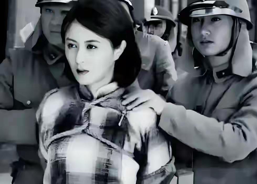 1943年17岁女兵被汉奸抓住，枪响前伪军长官一把拽走她，当晚门从里面闩上了
1